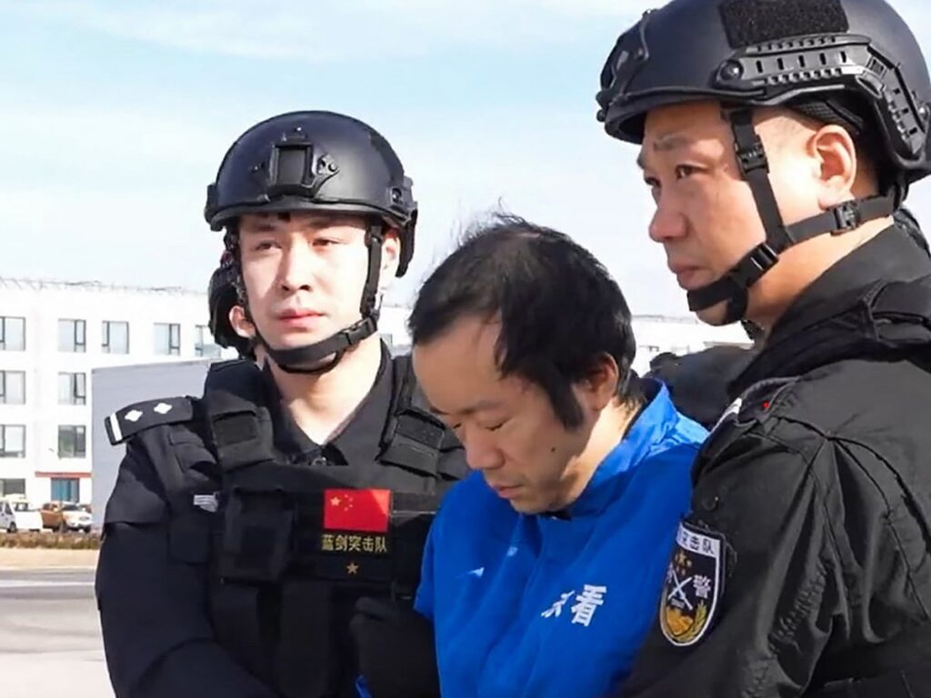 a chinese scammer arrested by security officials in combodia