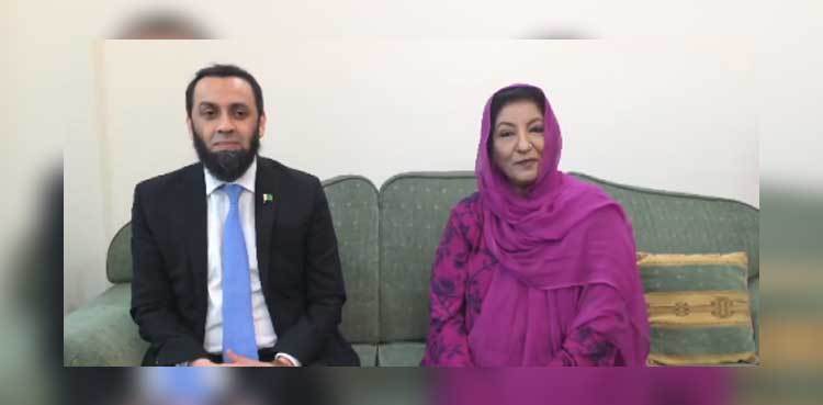 Ishrat Fatima sitting with Attaullah tarar