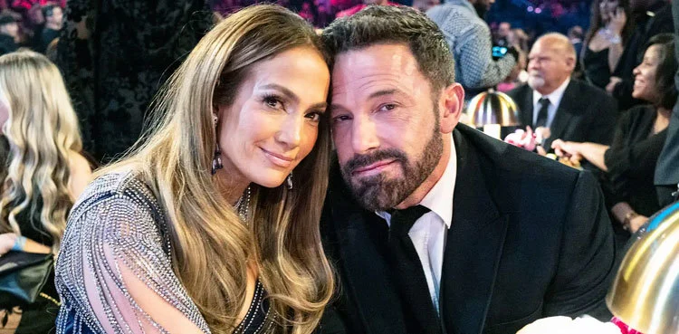 Jennifer Lopez pose with Ben Afflecks