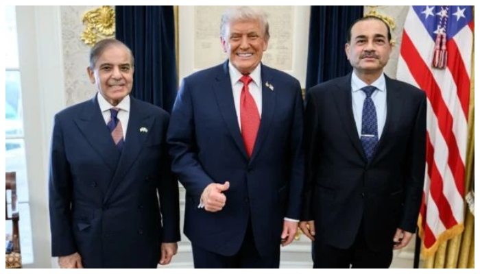 ٹرمپ، شھباز اور آصم منیر کا گروپ فوٹو