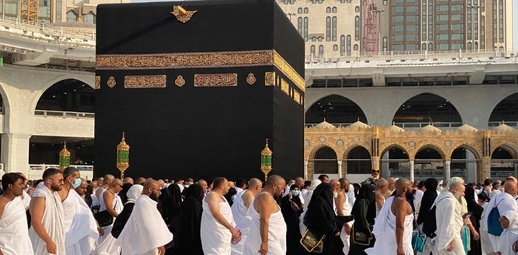 مکہ میں زائرین توائف کرتے ہوئے