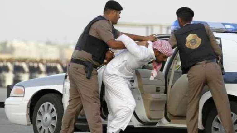 سعودی پولیس غیر قانونی تارکین وطن کو گرفتار کرتے ہوئے