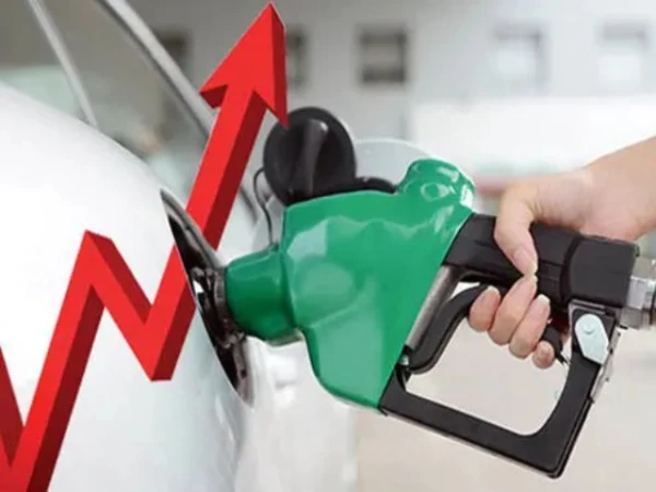 گاڑی میں پیٹرول ڈلتے ہوئے