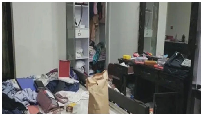 ایک گھر میں بکھرا ہوئا سامان